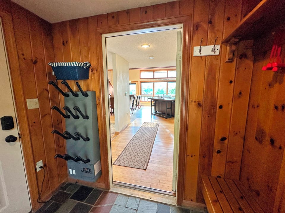 Entryway with ski dryer