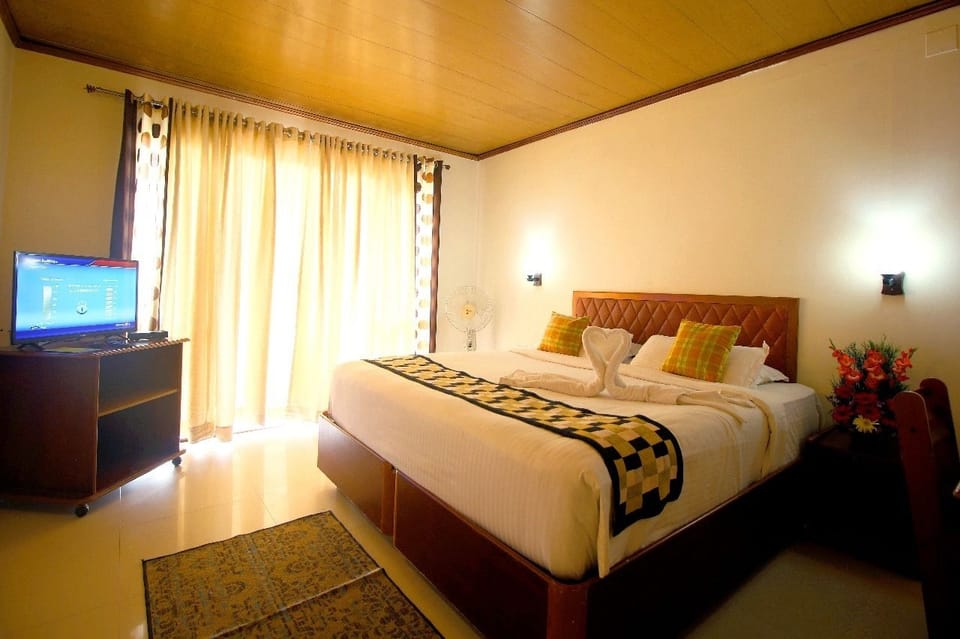 Room, 1 King Bed, Mountain View | In-room safe, desk, soundproofing, iron/ironing board