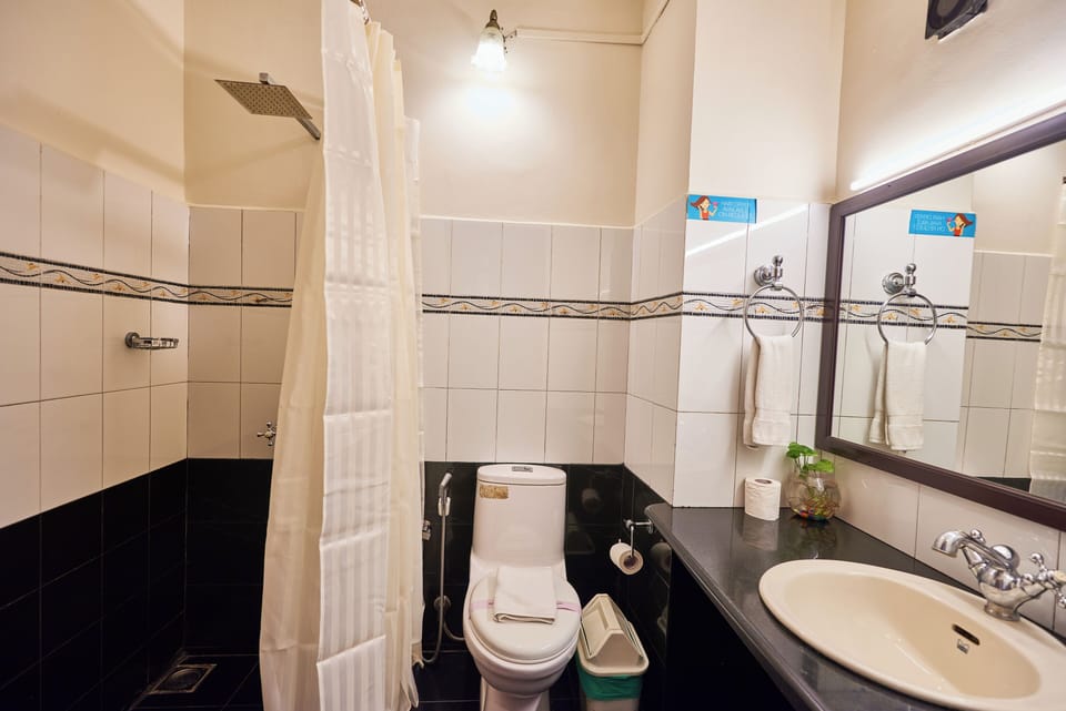 Room, 1 King Bed, Mountain View | Bathroom | Combined shower/tub, free toiletries, towels