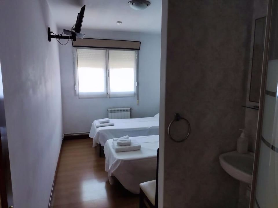 Double Room (sink in the room) | Soundproofing, free WiFi, bed sheets