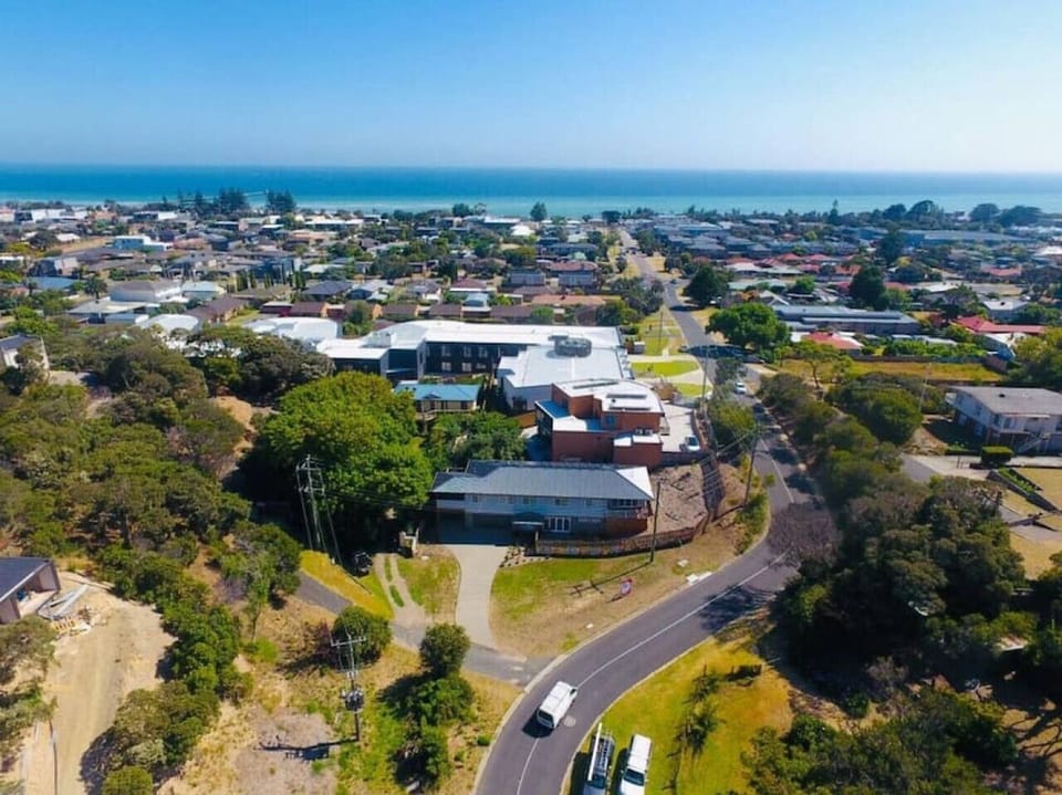 Short walk to Rye Beach (400m), cafes, shops and a fantastic playground on the waterfront for children.
