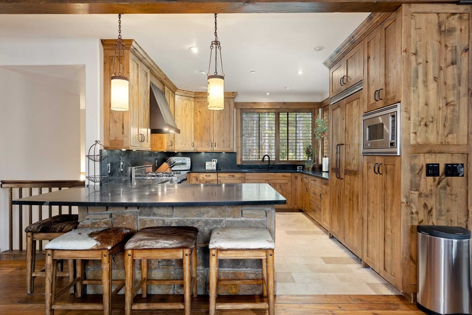 House, 4 Bedrooms | Private kitchen | Fridge, microwave, oven, dishwasher