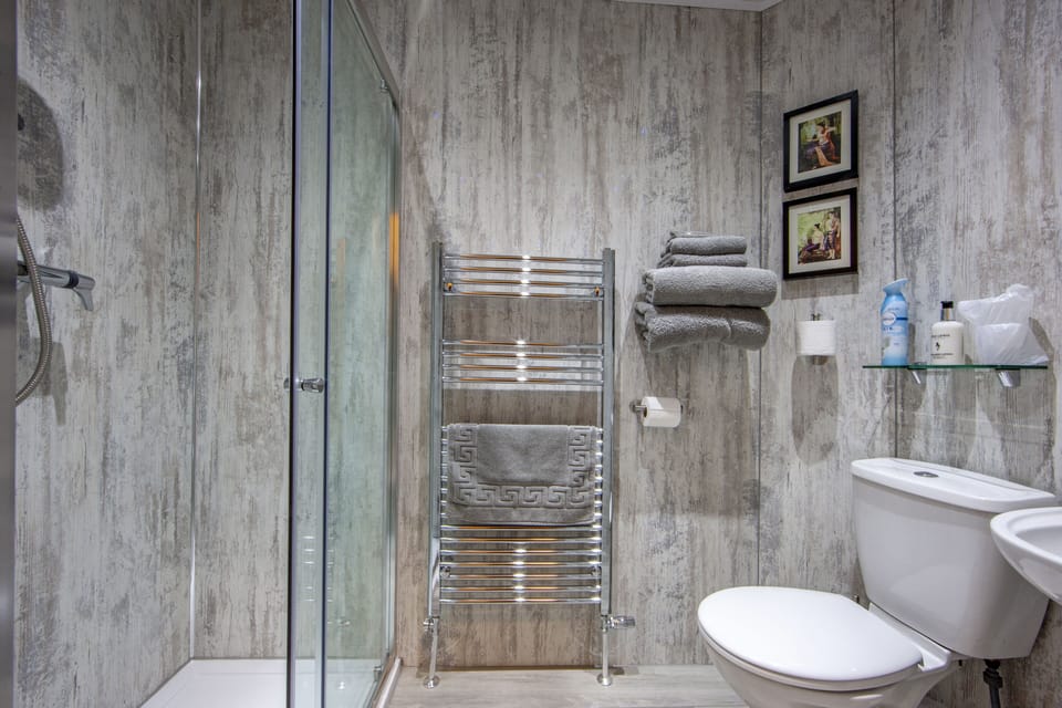 Grand Suite | Bathroom | Shower, hair dryer, bathrobes, towels