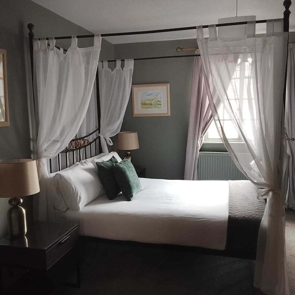 Superior Double Room | In-room safe, iron/ironing board (on request), WiFi (free), bed sheets