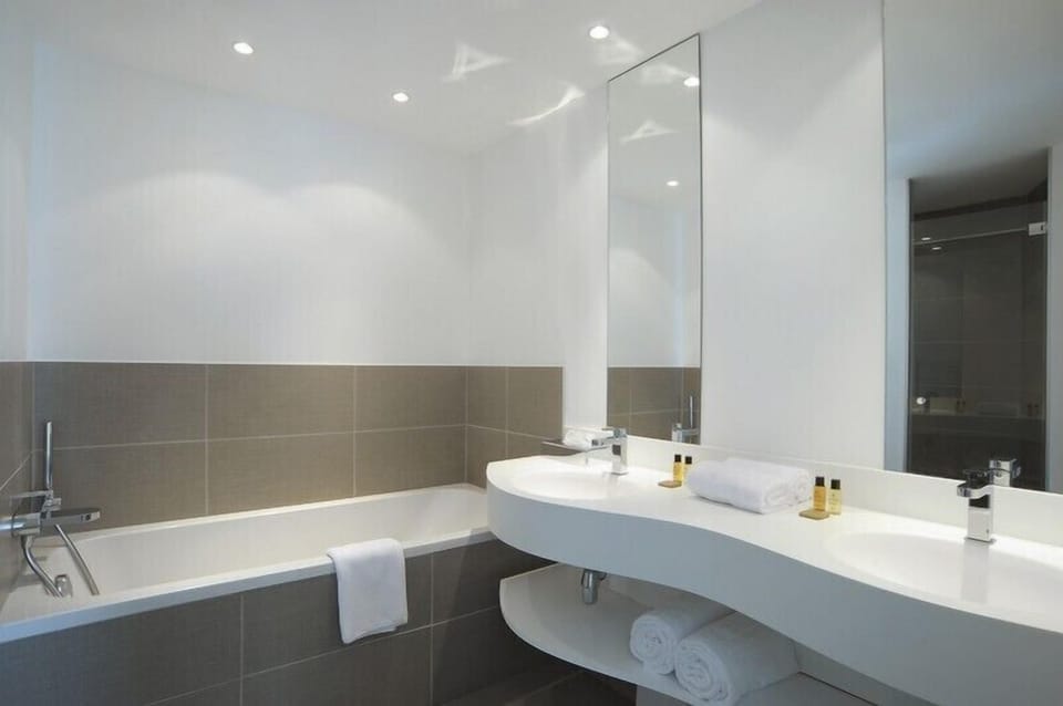 Junior Suite | Bathroom | Free toiletries, hair dryer, towels