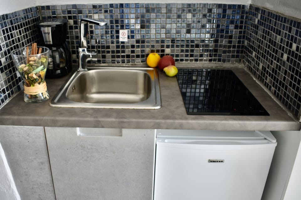 Junior Studio EROS, Sea View Jetted Tub | Private kitchenette | Fridge, coffee/tea maker, electric kettle, cookware/dishes/utensils