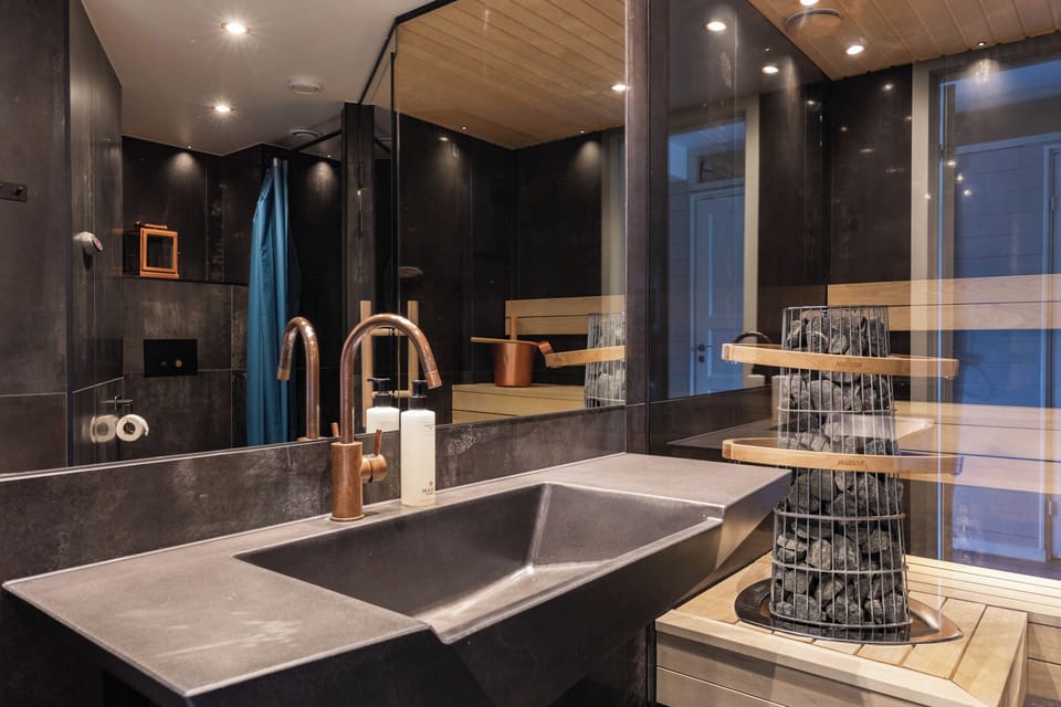 Premium Apartment | Bathroom | Shower, rainfall showerhead, hair dryer, towels