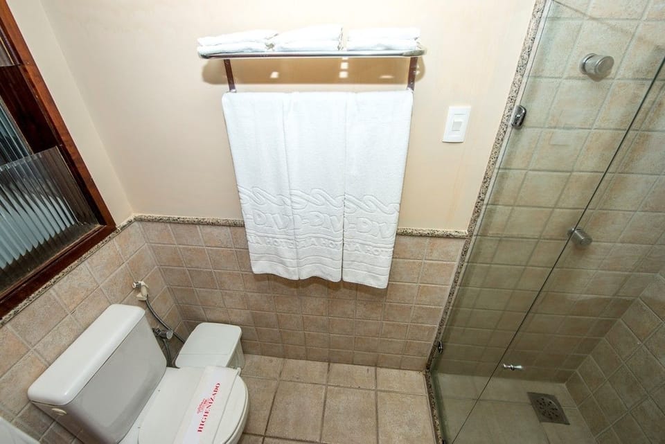 Standard Room | Bathroom | Combined shower/tub, free toiletries, bidet, towels