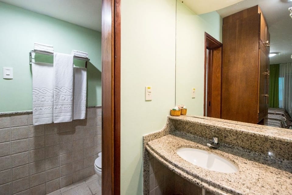 Standard Room | Minibar, in-room safe, desk, free cribs/infant beds
