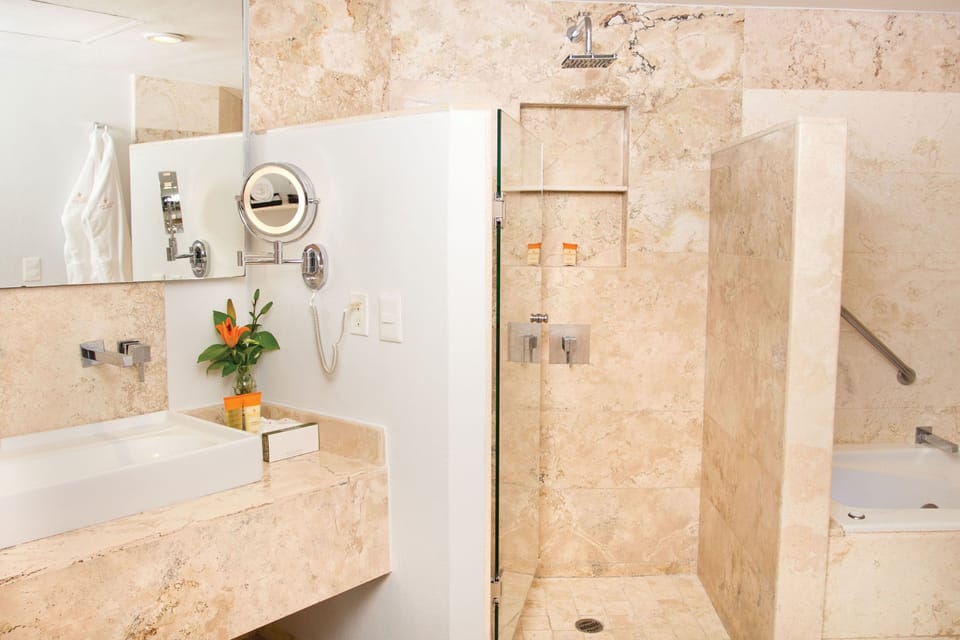 Sun Club Presidential Suite | Bathroom | Shower, free toiletries, hair dryer, towels