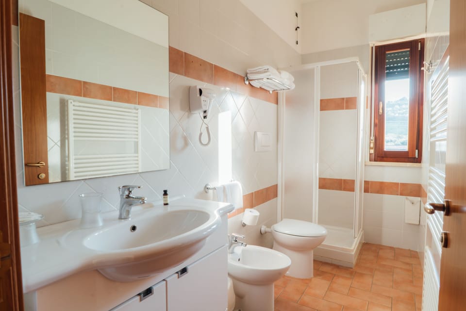 Double Room | Bathroom | Shower, free toiletries, hair dryer, bidet