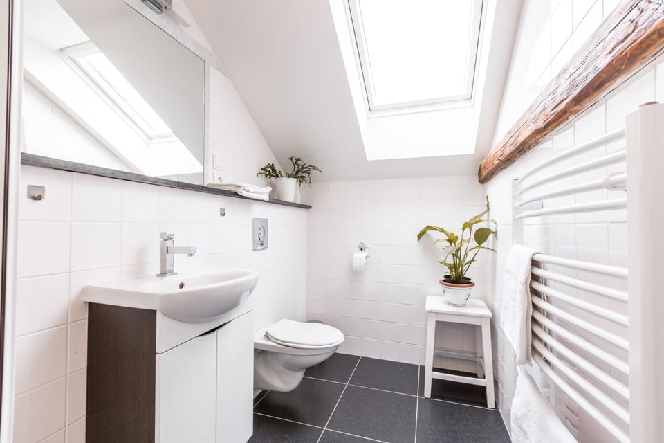 Romantic Twin Room, 1 Bedroom, Garden View | Bathroom | Free toiletries, hair dryer, towels