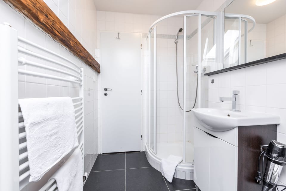 Romantic Twin Room, 1 Bedroom, Garden View | Bathroom | Free toiletries, hair dryer, towels