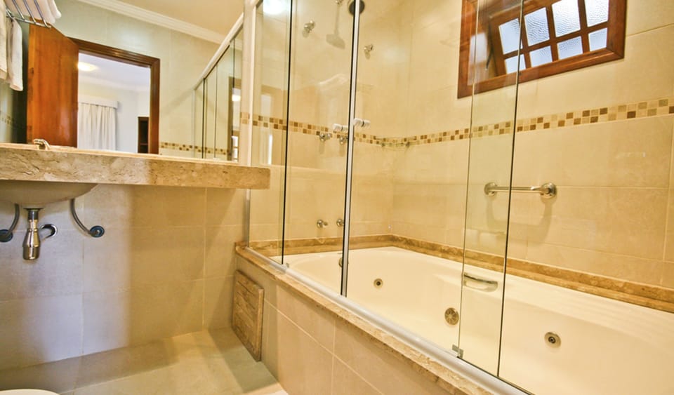 Suite Dupla Premium | Bathroom | Free toiletries, hair dryer, heated floors, towels
