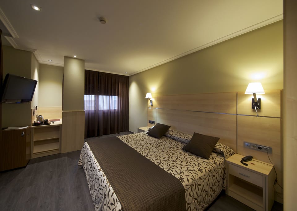 Double Room Single Use | Minibar, in-room safe, desk, soundproofing