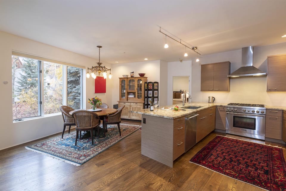4.01-telluride-rivers-edge-retreat-kitchen-breakfast