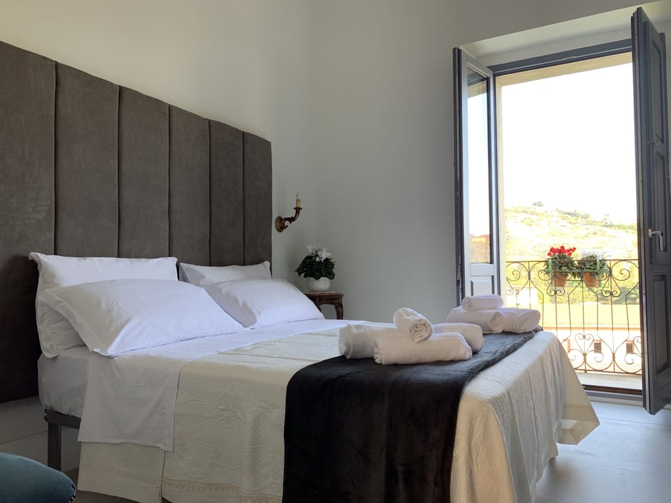 Double Room, Balcony | Soundproofing, iron/ironing board, free WiFi, bed sheets