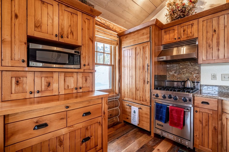 Ski in for lunch, cook dinner any night, perfect sunrise breakfast views.