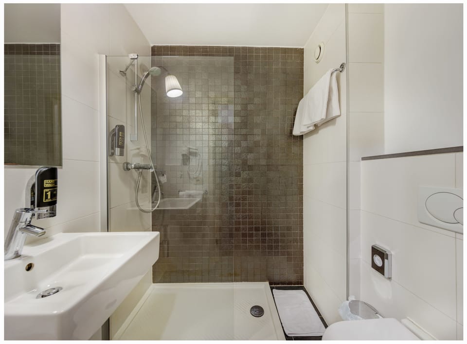 Double Room | Bathroom | Shower, free toiletries, towels
