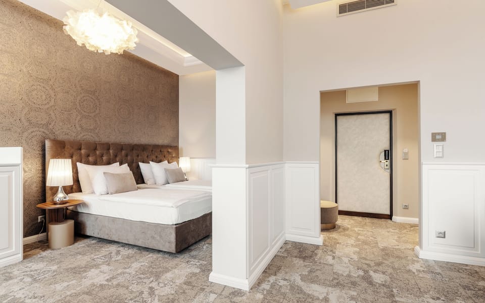 Executive Double Room, Bathtub | Minibar, in-room safe, desk, iron/ironing board