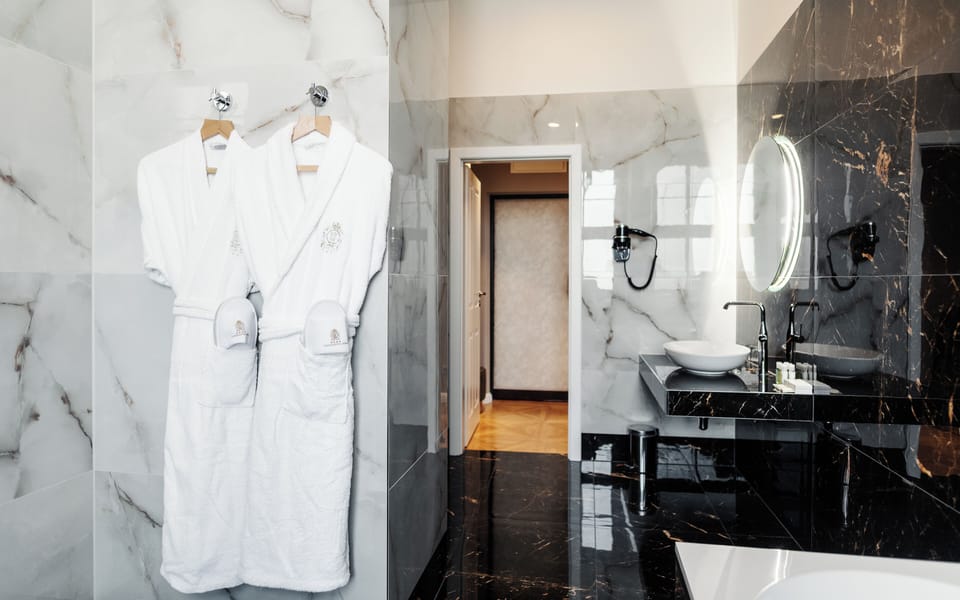 Suite | Bathroom | Combined shower/tub, hair dryer, towels