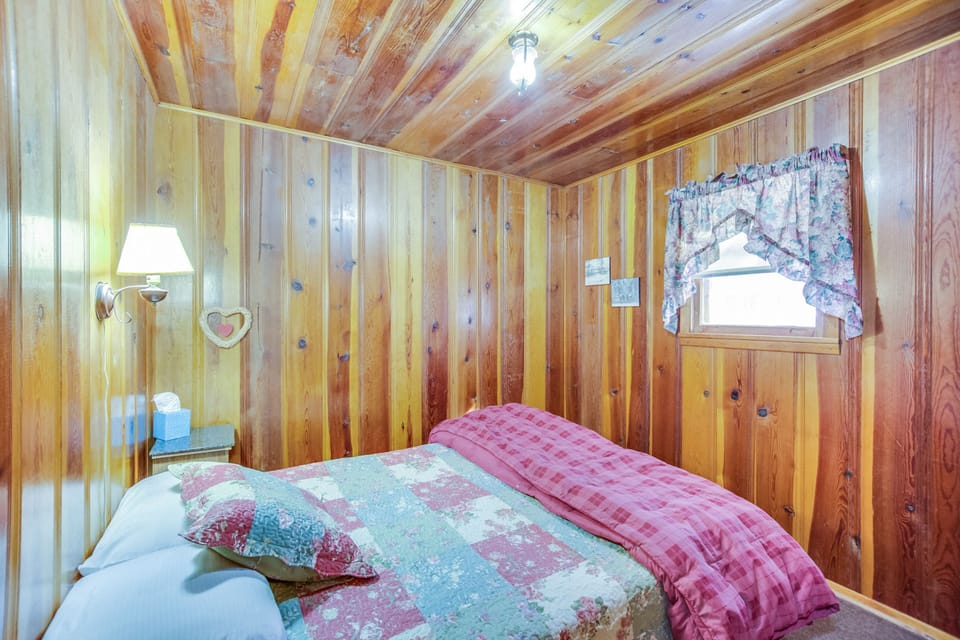 Cabin 4, One Bedroom Queen | Bed sheets