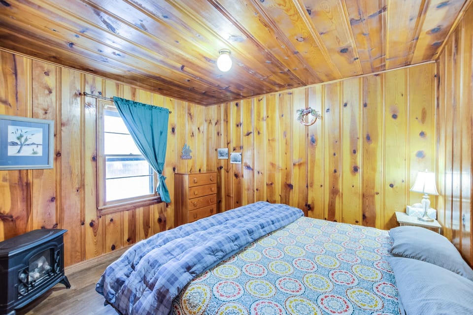 Cabin 7, Two Bedroom King/Two Doubles | Bed sheets