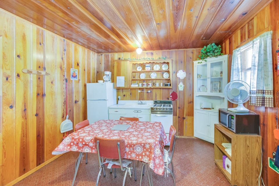 Cabin 4, One Bedroom Queen | Private kitchenette | Full-size fridge, microwave, stovetop, toaster