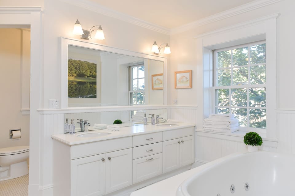 Guest Bath (shared with King & Queen rooms) - 2nd Floor