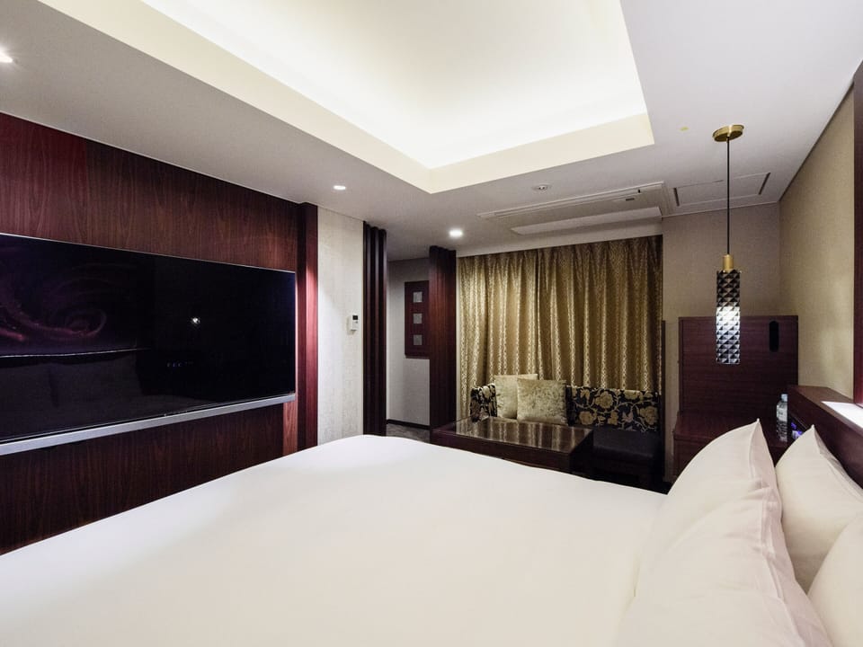Minibar, free WiFi, bed sheets
