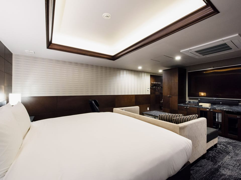 Minibar, free WiFi, bed sheets