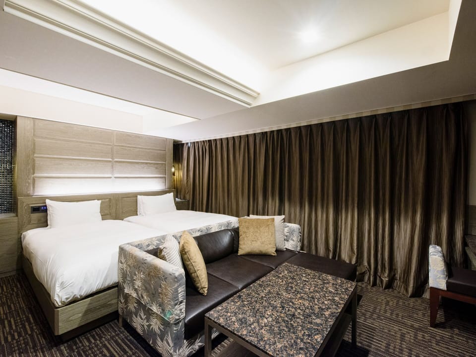 Minibar, WiFi (free), bed sheets