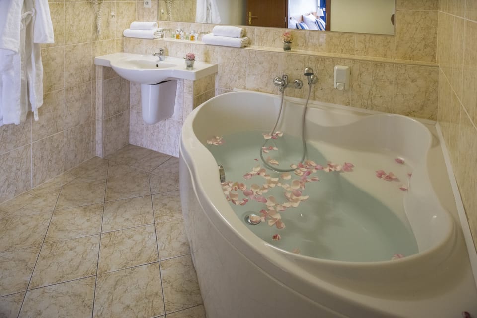 Superior Room | Jetted tub