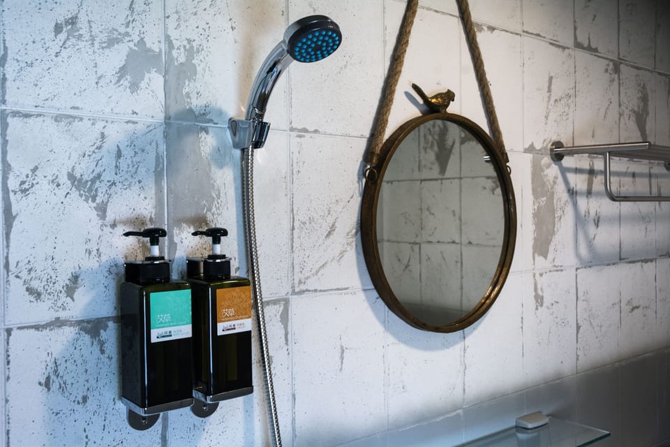 Deluxe Double Room | Bathroom shower