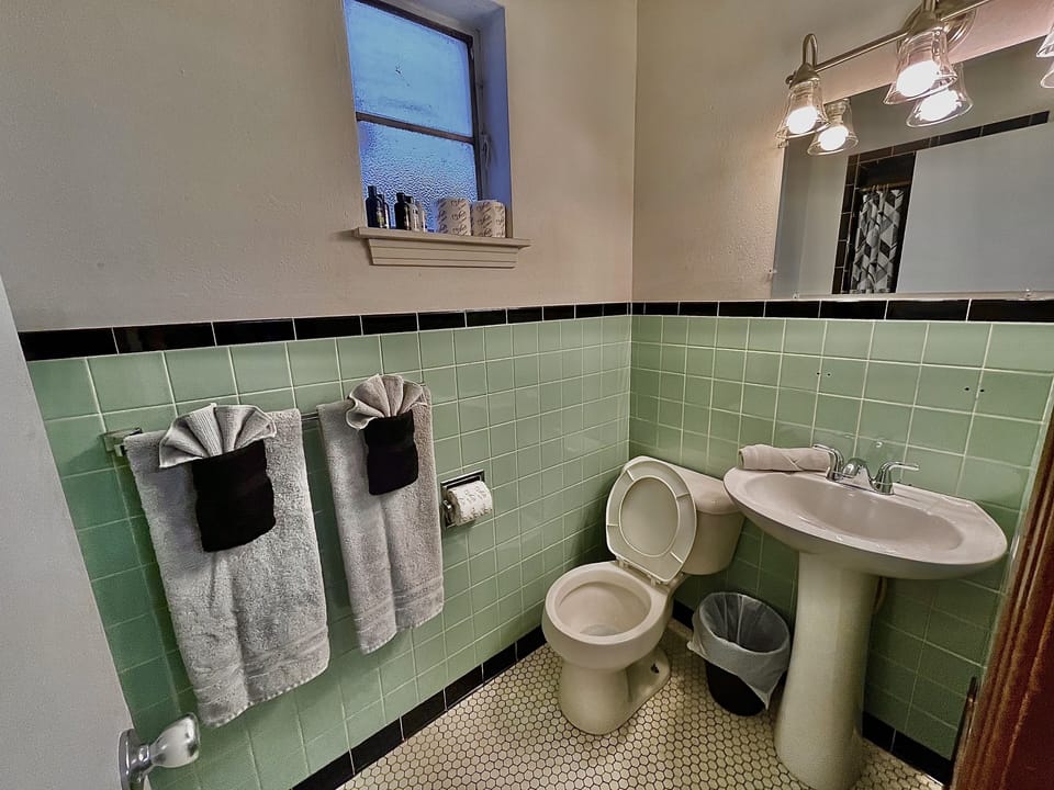 Comfort Single Room, 1 Queen Bed, Non Smoking | Bathroom | Free toiletries, towels, soap, shampoo