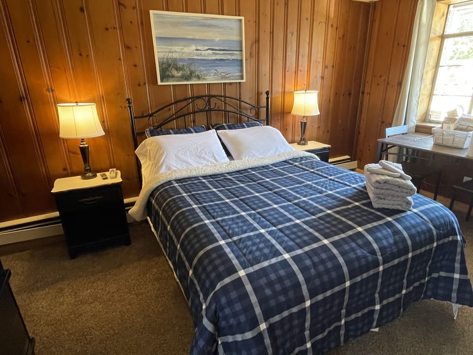 Comfort Single Room, 1 Queen Bed, Non Smoking | Individually decorated, individually furnished, blackout drapes