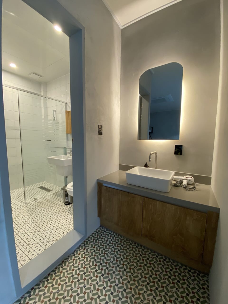 Family Room | Bathroom | Shower, free toiletries, hair dryer, slippers