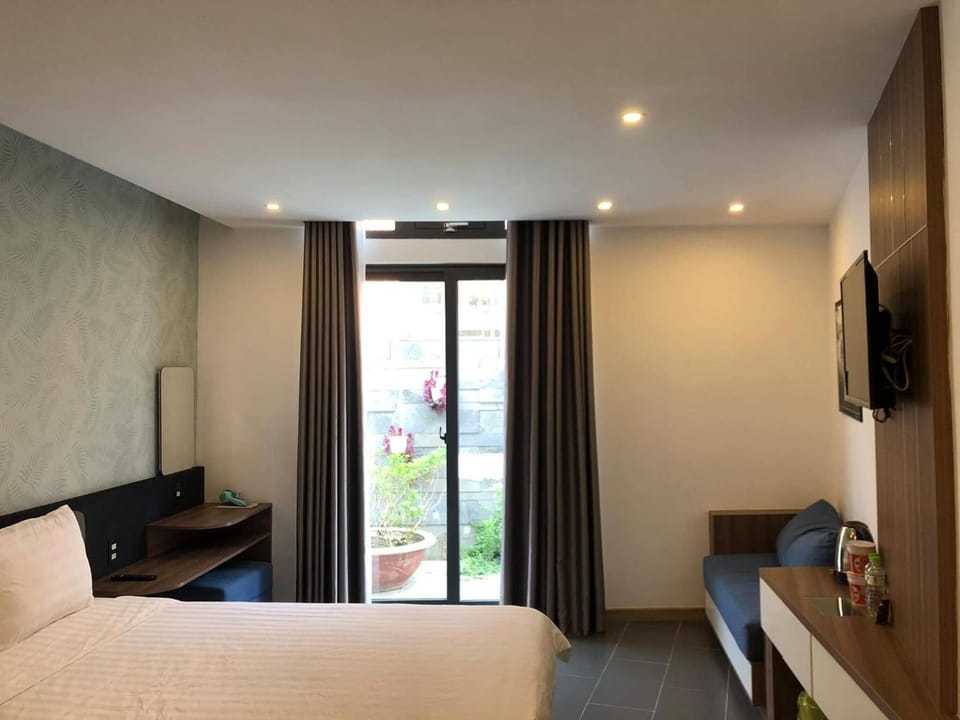 Minibar, desk, blackout drapes, soundproofing