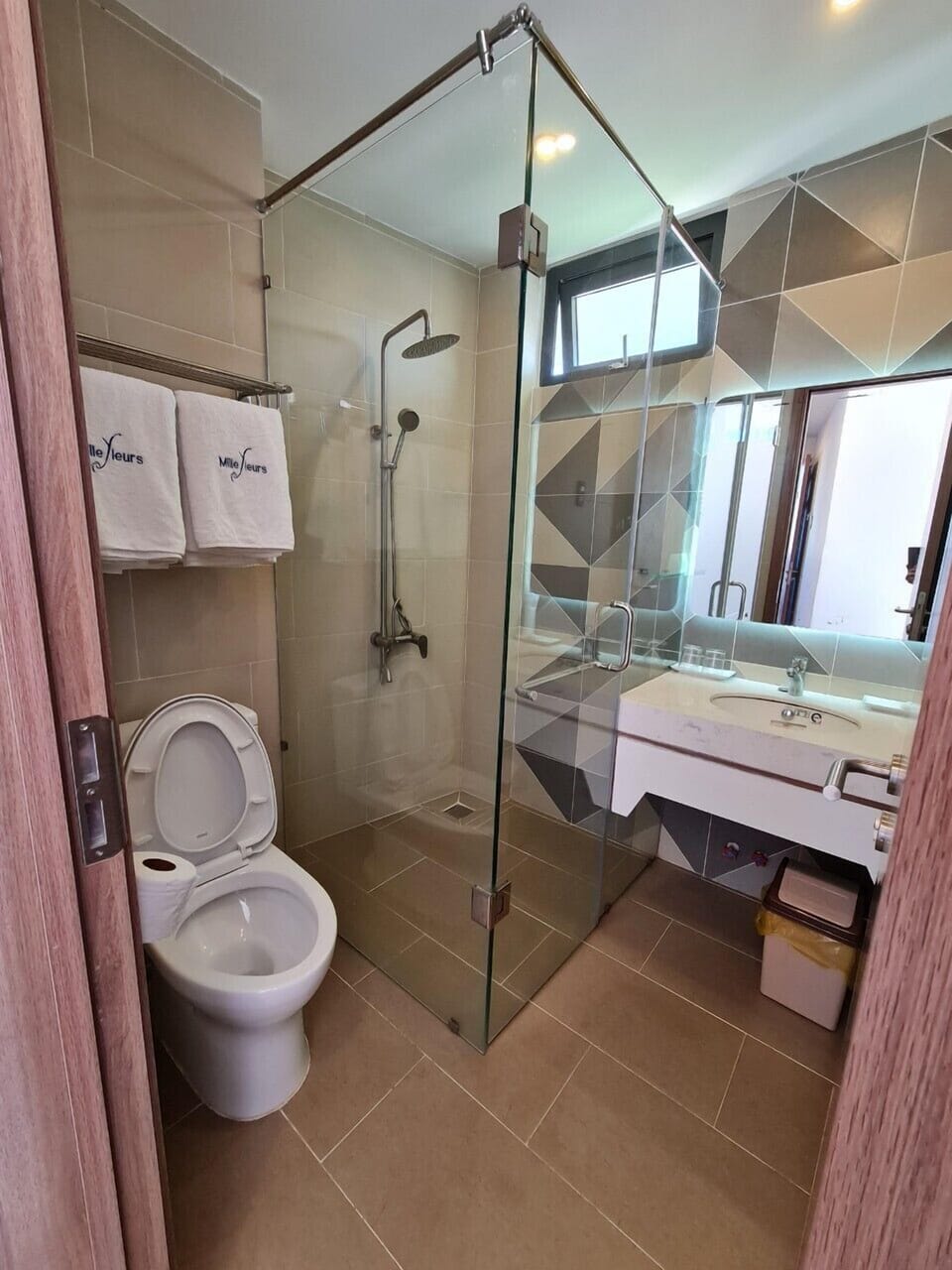 Basic Quadruple Room | Bathroom | Shower, free toiletries, slippers, bidet