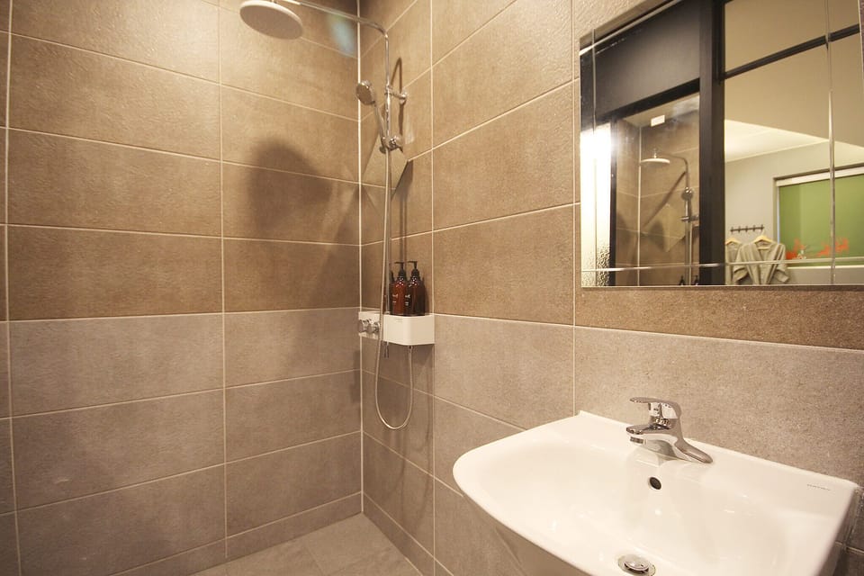 Standard Double Room, Non Smoking | Bathroom shower
