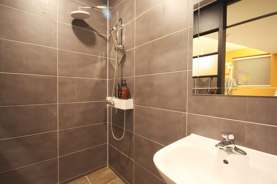 Standard Double Room, Non Smoking | Bathroom shower