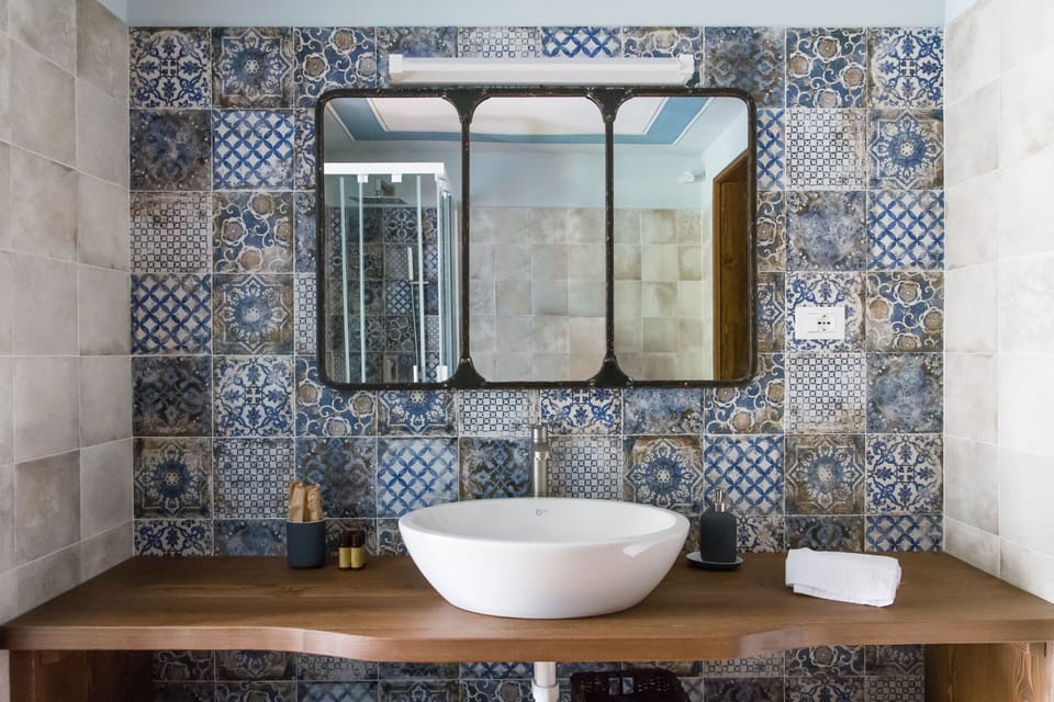 Shower, bidet, towels