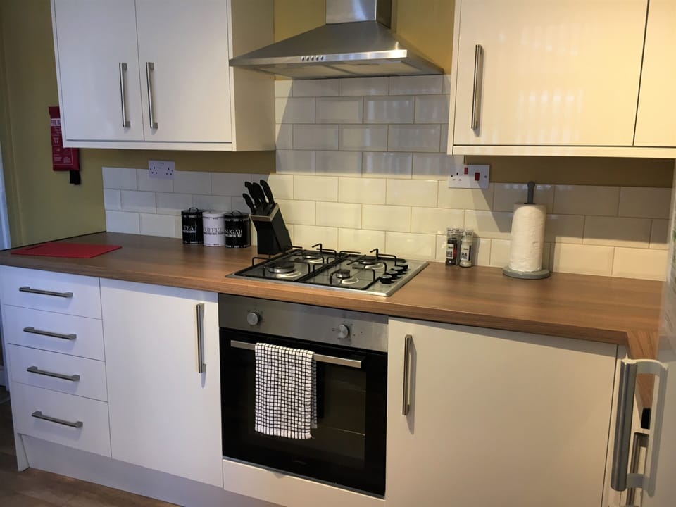 Brooklyn Place | Private kitchen | Full-size fridge, microwave, oven, stovetop