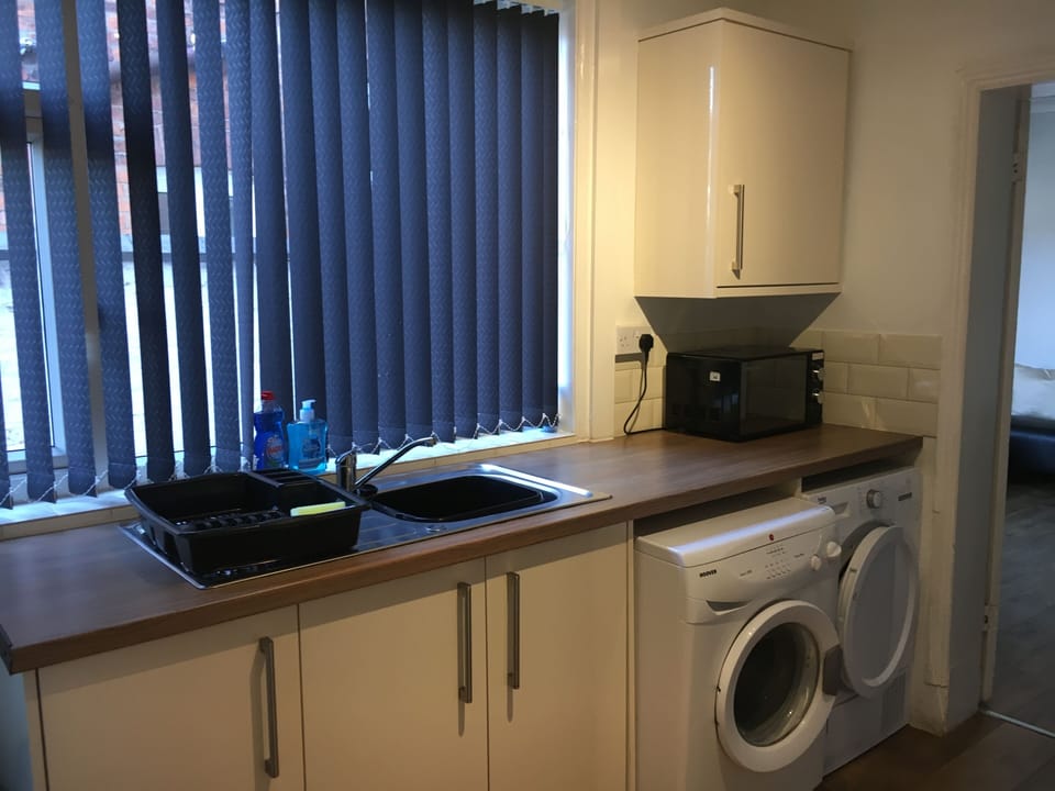 Brooklyn Place | Private kitchen | Full-size fridge, microwave, oven, stovetop