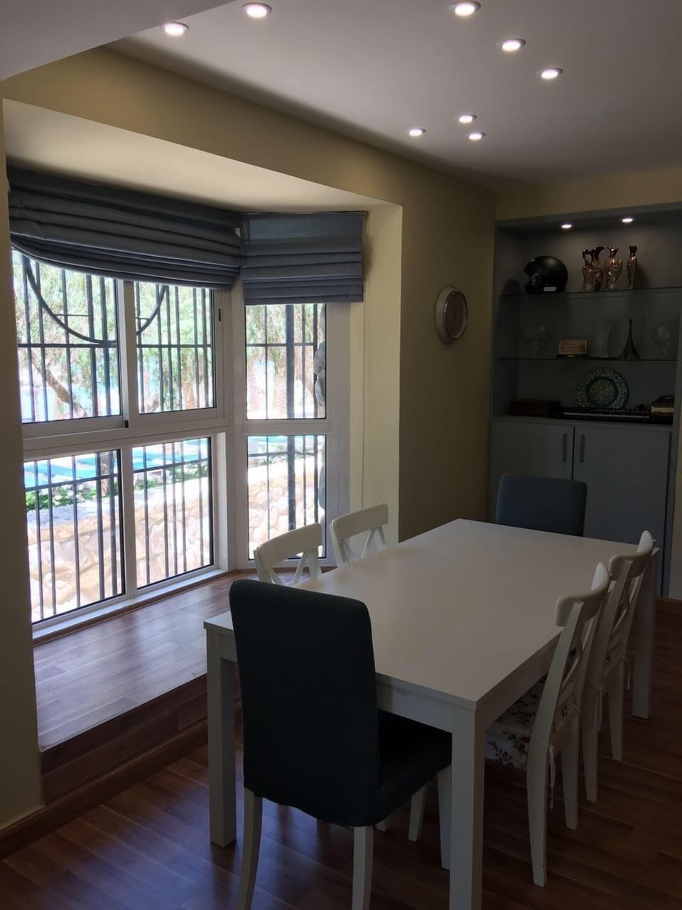 Dining area can seat 6 people with fantastic sea view.