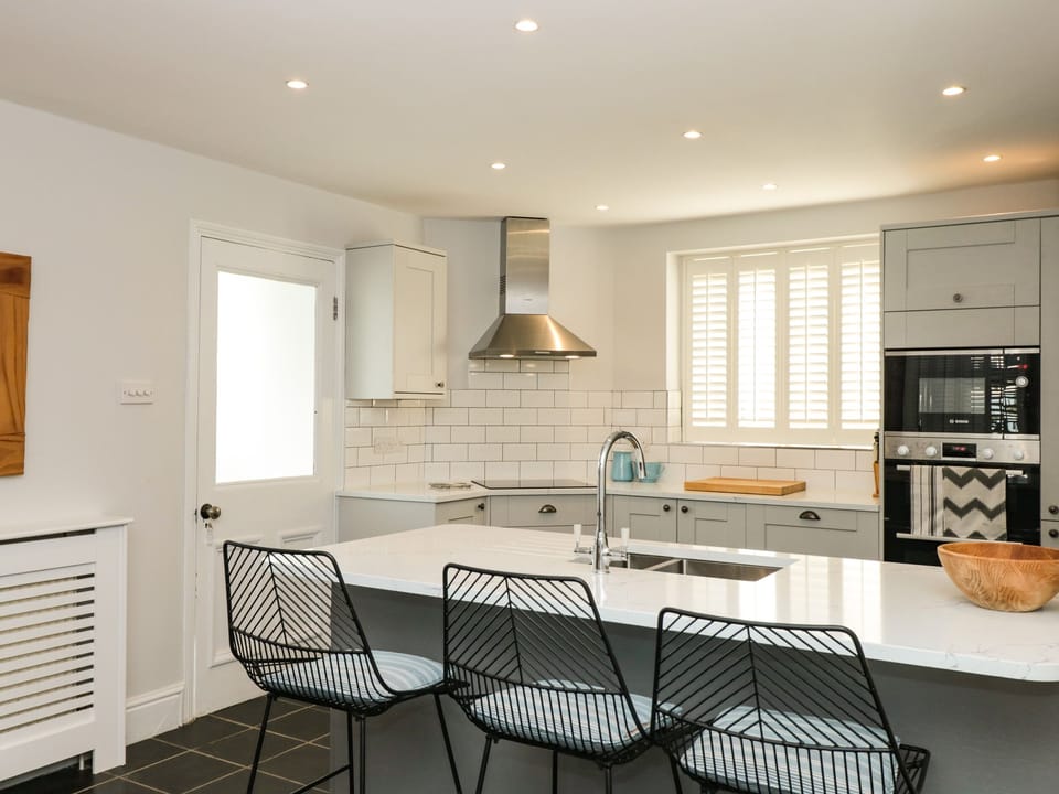 Cottage | Private kitchen | Dishwasher, cookware/dishes/utensils