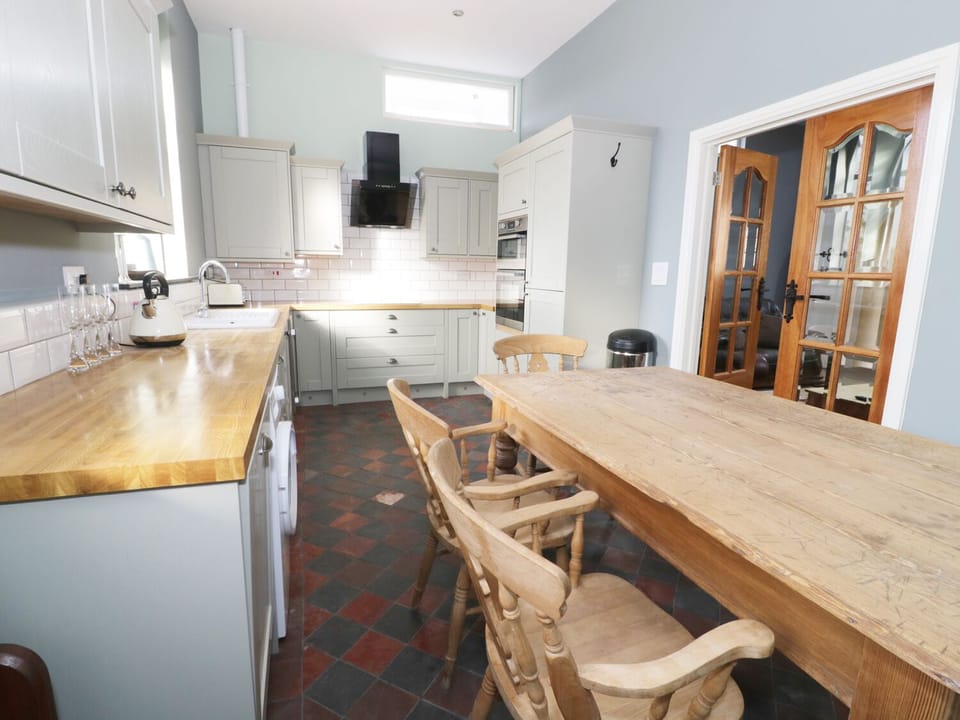 Cottage | Private kitchen | Microwave, stovetop, dishwasher, cookware/dishes/utensils