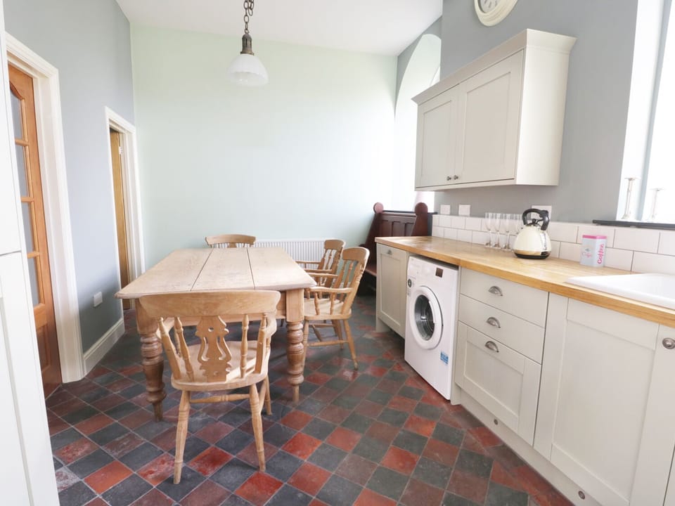 Cottage | Private kitchen | Microwave, stovetop, dishwasher, cookware/dishes/utensils