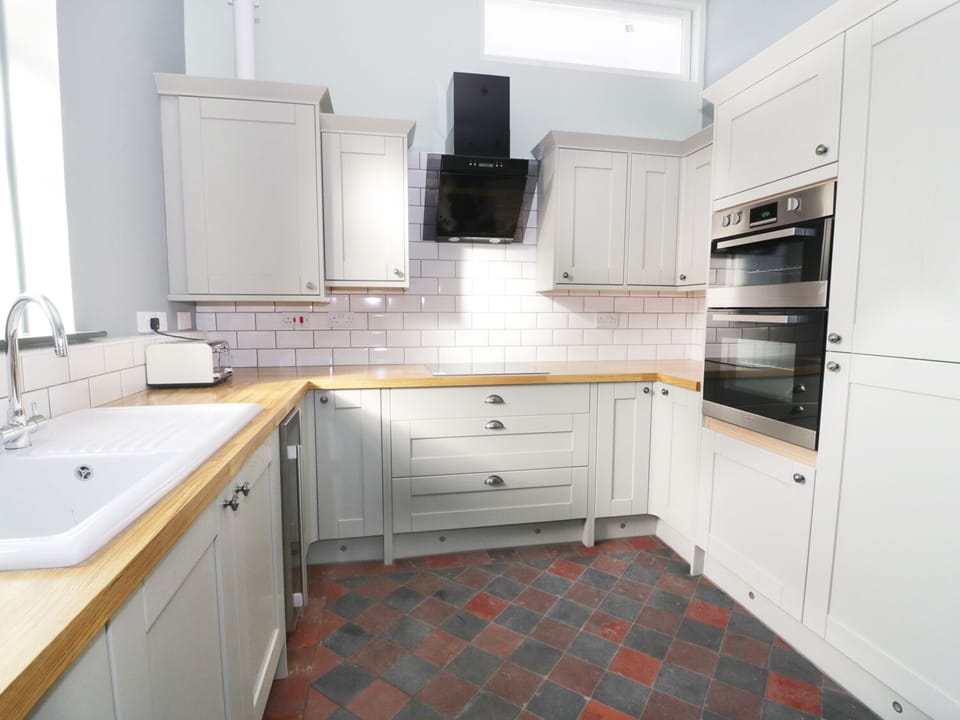 Cottage | Private kitchen | Microwave, stovetop, dishwasher, cookware/dishes/utensils