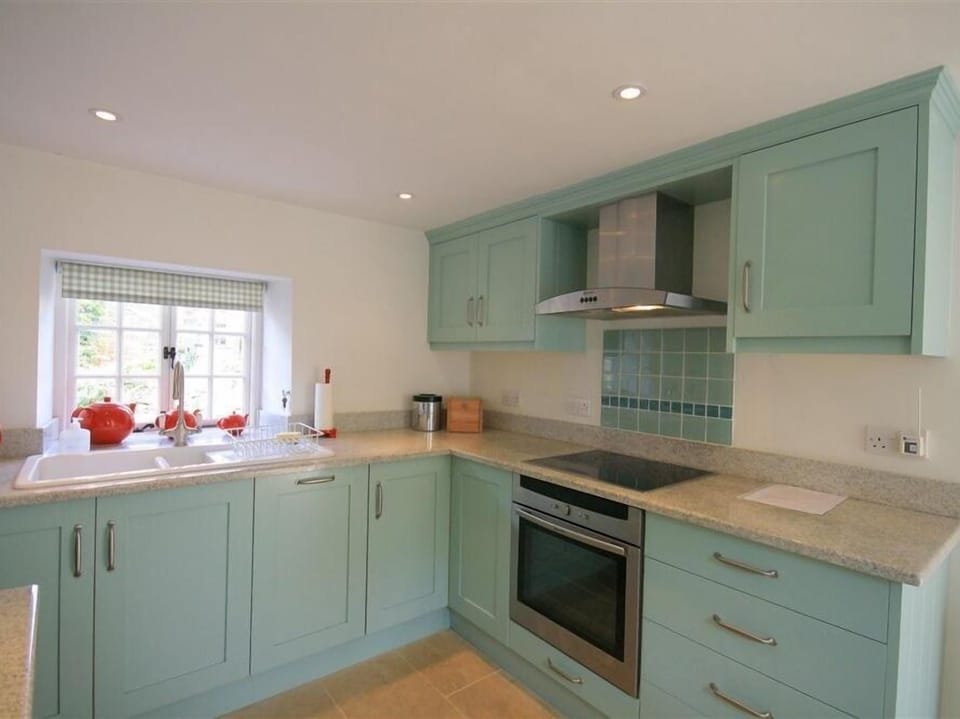 Cottage | Private kitchen | Dishwasher, cookware/dishes/utensils